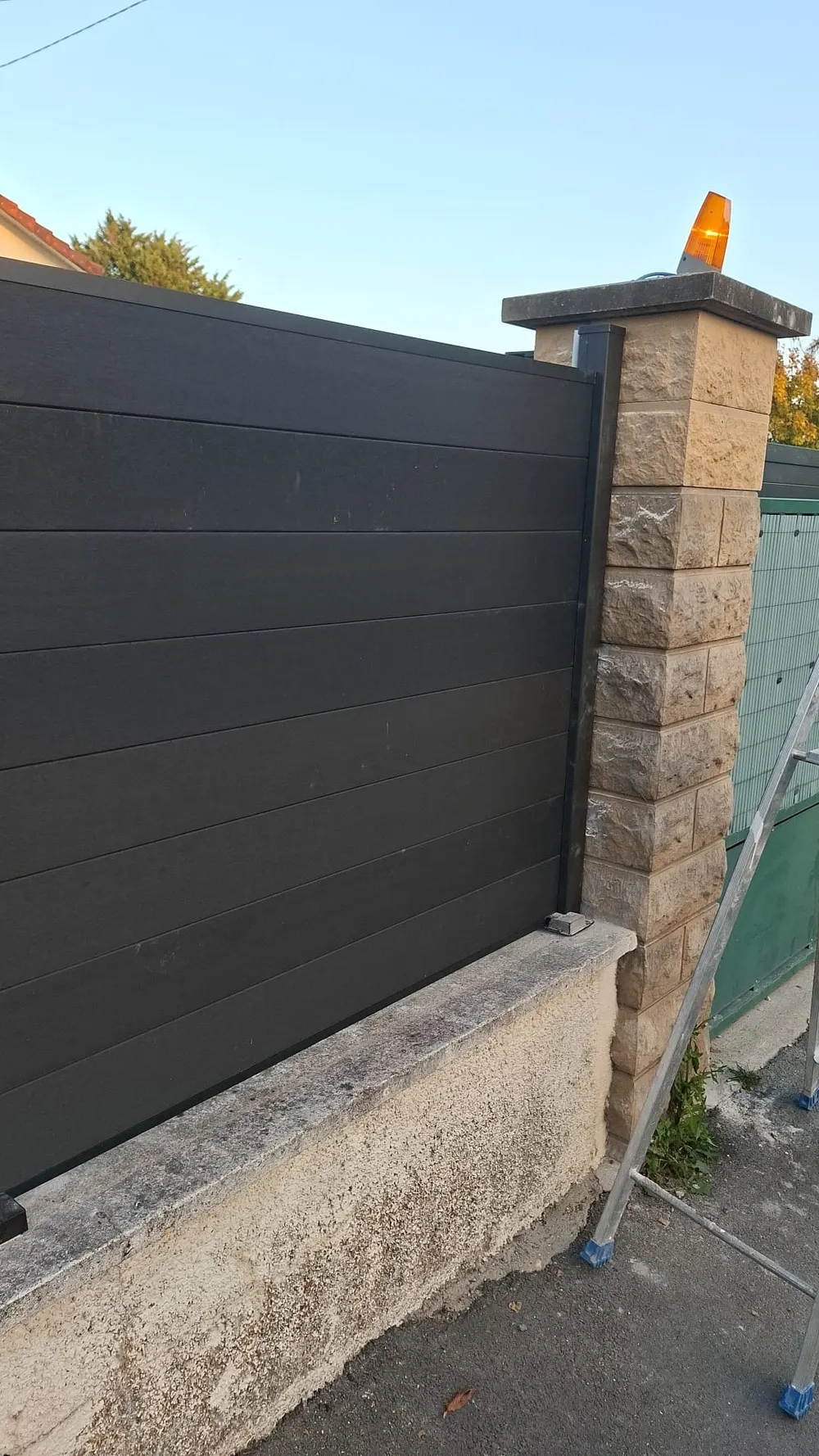 Portail aluminium et pilier en pierre