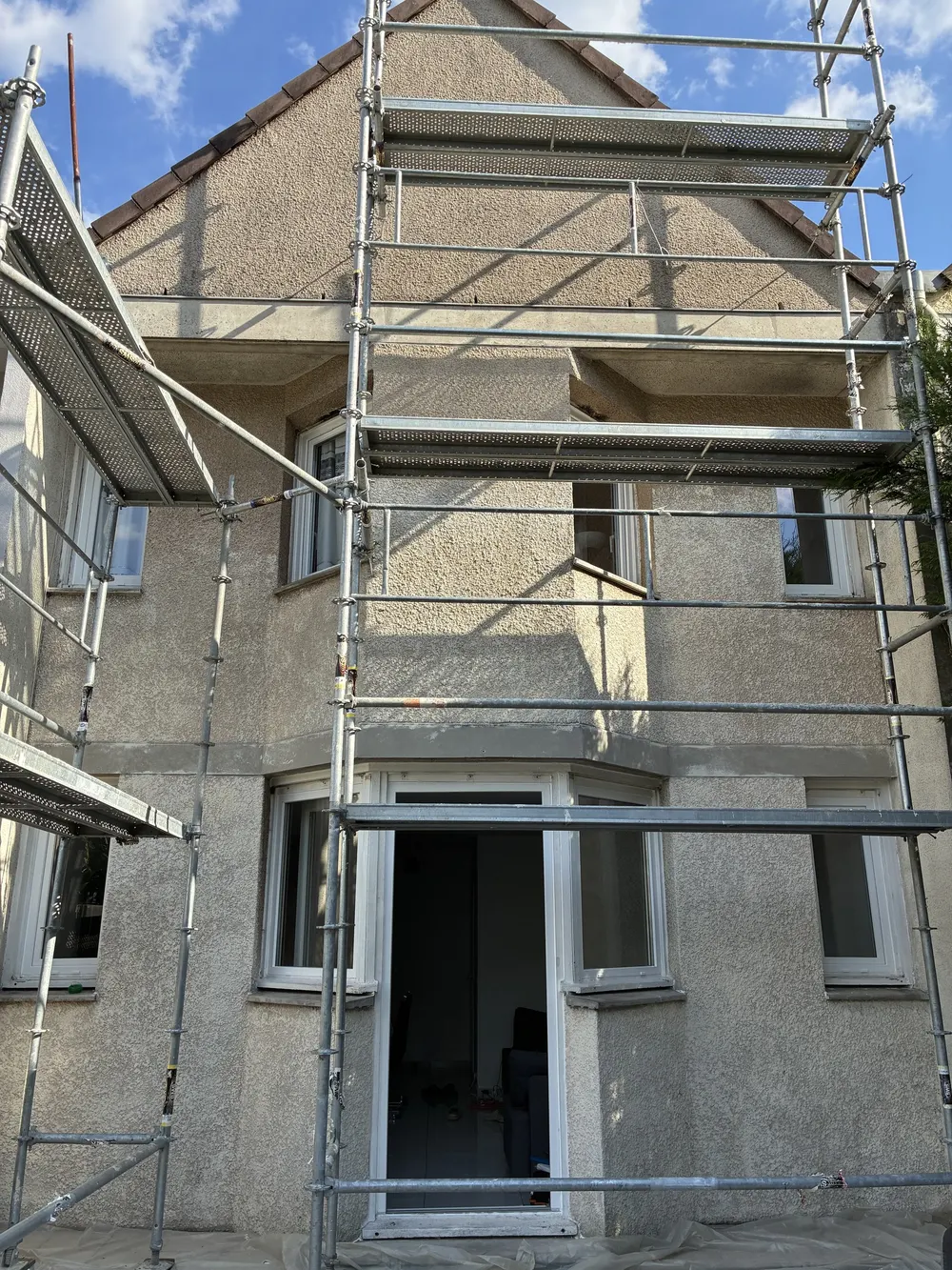 Ravalement de façade sur échafaudage