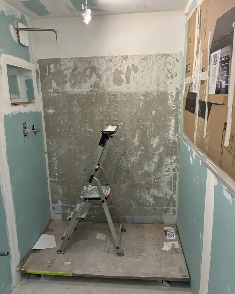 Salle de bain avant rénovation : cloisons en plaques de plâtre