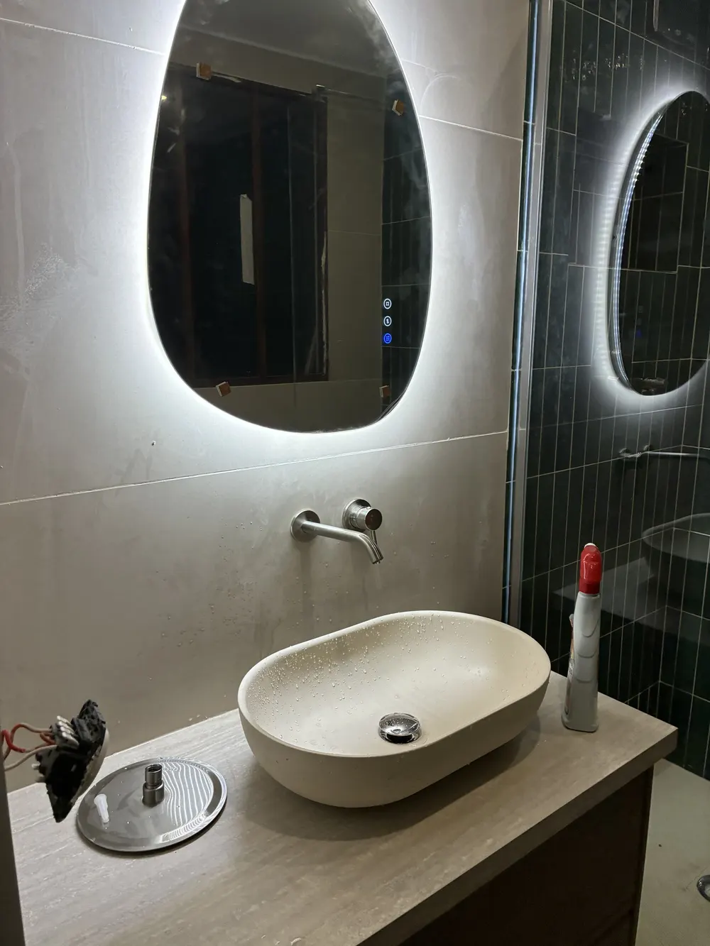 Salle de bain : carrelage vert et miroir LED