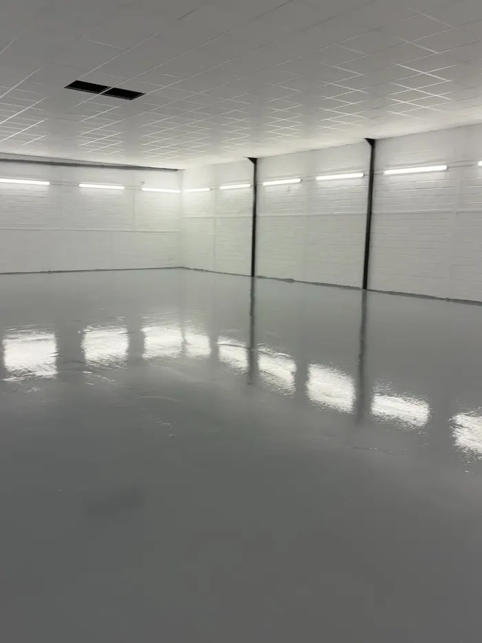 Sol en résine brillant et éclairage LED dans un local professionnel