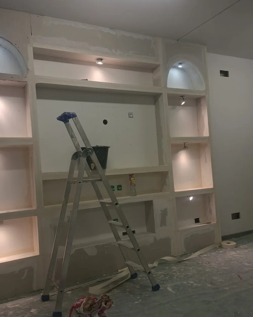 Séjour avant : niche en plaques de plâtre en cours de montage